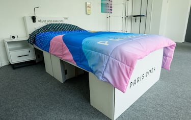 240721 A mock-up of an athlete accommodation in Olympic Village during day -5 of the Paris 2024 Olympic Games on July 21, 2024 in Paris. 
Photo: Ludvig Thunman / BILDBYRÅN / kod LT / LT0633
bbeng olympic games olympics os ol olympiska spel olympiske leker paris 2024 paris-os paris-ol olympic village os-byn os-by säng kartongsäng boende accomondation cardboard bed (Photo by LUDVIG THUNMAN/Bildbyran/Sipa USA)