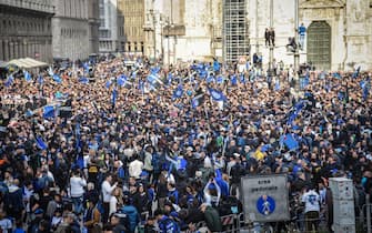Inter fans waiting for the team in Piazza Duomo to celebrate the win of the Italian Serie A League title, in Milan, Italy, 28 April 2024. 
ANSA/MATTEO CORNER