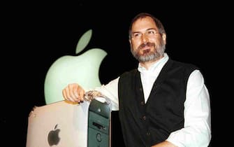 SFO01 - 19990831 - SAN FRANCISCO, CALIFORNIA, UNITED STATES : Apple Computer interim CEO and co-founder Steve Jobs introduces the new Power Mac G4 computer, now available to the public, during his keynote address at Seybold in San Francisco 31 August 1999. Jobs presented the G4 as the fastest personal computer in history saying it was up to a stunning 100 to 200 percent faster than the fastest Pentium III-based PCs.   EPA PHOTO AFP/JOHN MABANGLO