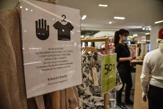 Riaperta la Rinascente in Duomo il lunedì mattina della riapertura dopo il lockdown a causa del coronavirus Covid-19