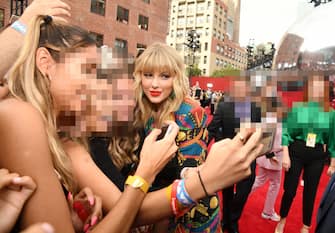 NEWARK, NEW JERSEY - AUGUST 26: Taylor Swift takes a selfie with fans at the 2019 MTV Video Music Awards at Prudential Center on August 26, 2019 in Newark, New Jersey. (Photo by Kevin Mazur/WireImage)