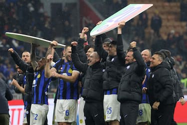 Inter s players jubilates at the end of  the Italian serie A soccer match between AC Milan and Inter at Giuseppe Meazza stadium in Milan, 22 April  2024.
ANSA / MATTEO BAZZI