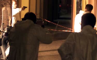 Gli investigatori sul luogo dell'omicidio di Marco Biagi