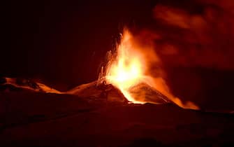 The volcano Etna spews hot lava, near Catania, Sicily island, Italy, 01 December 2023. ANSA/Orietta Scardino (vulcano, lapilli)