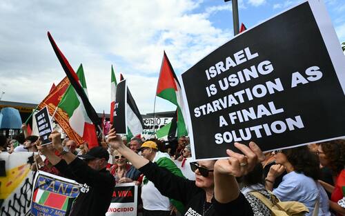 People take part in a demonstration in support of Gaza and Palestinian people at Venice Lido during the 82nd Venice International Film Festival, on August 30, 2025. (Photo by Stefano RELLANDINI / AFP)