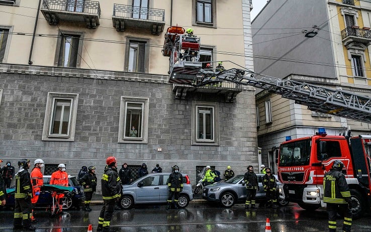 Un operaio è stato trasportato in ospedale dopo essere precipitato per due piani a causa del cedimento di una rampa interna di un palazzo centrale di Milano, in corso Vercelli 54, dove stava svolgendo un lavoro di manutenzione all'ascensore, Milano, 03 novembre 2021. Secondo quanto ricostruito finora, l'uomo stava scendendo le scale trasportando le funi di carico dell'ascensore quando c'è stato il cedimento che lo ha fatto precipitare dal terzo al primo piano. Le parti in muratura crollate avrebbero inoltre danneggiato gravemente il resto della scalinata, rendendola inutilizzabile e costringendo all'evacuazione le famiglie che vivono al piano superiore. E' stato necessario utilizzare l'autoscala per recuperare il ferito, accompagnato alla clinica Humanitas in condizioni serie ma non in pericolo di vita.
ANSA/ ANDREA FASANI