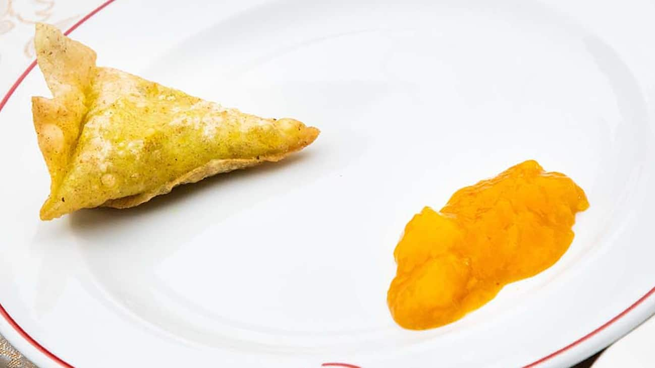 Samosa di pollo speziato con chutney al mango