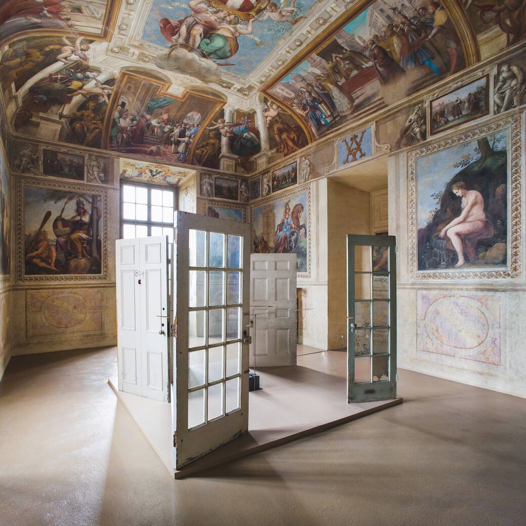 Rebecca Horn, Cutting Through the Past, 1992-93. 5 doors, metal shaft, motor. 220 x 307 x 306 cm. Castello di Rivoli, Museo d’Arte Contemporanea, Rivoli – Torino. Foto / Photo Renato Ghiazza