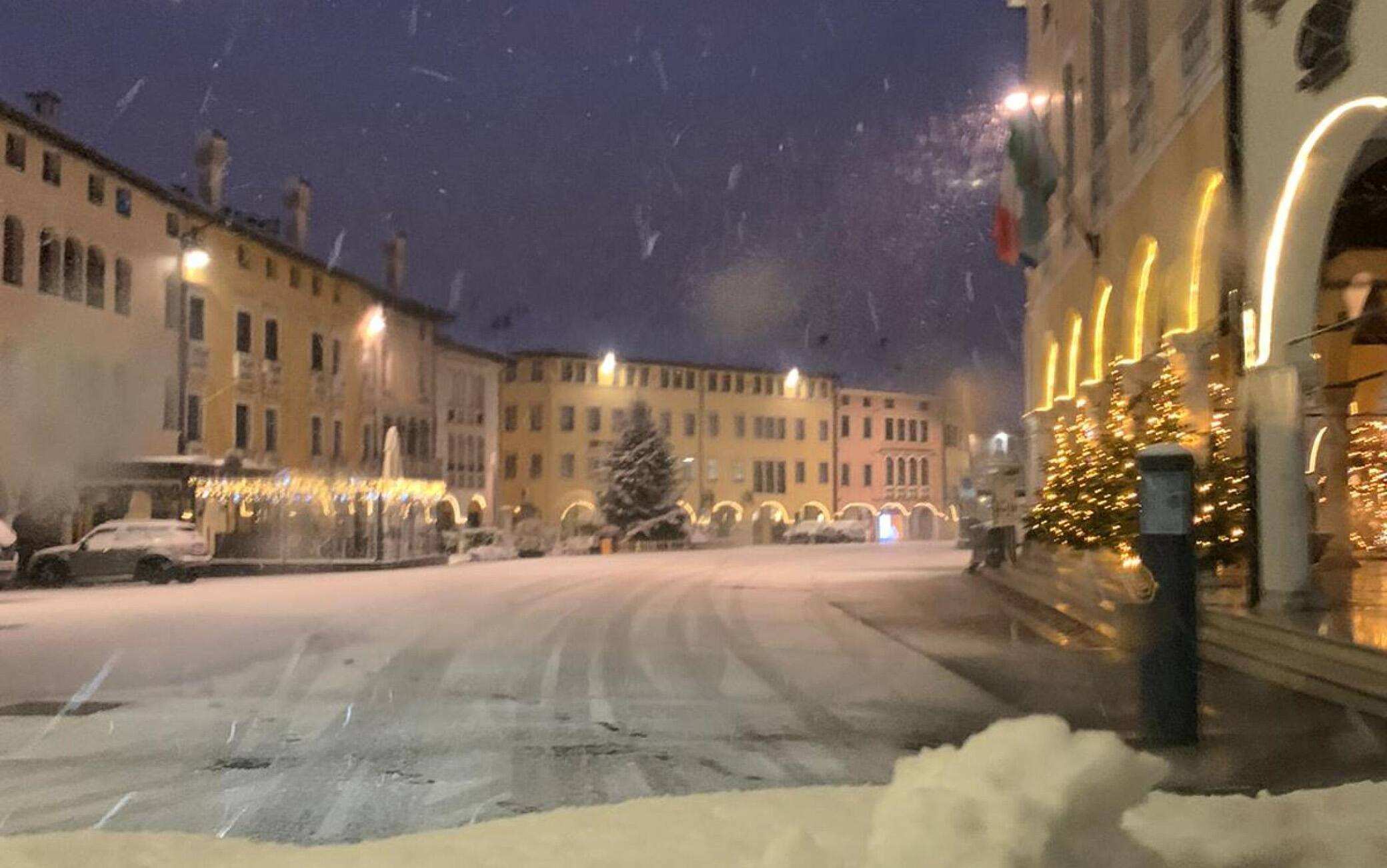 La neve caduta durante la notte a Sacile (PN), 28 dicembre 2020.
ANSA/ Andrea Ordan