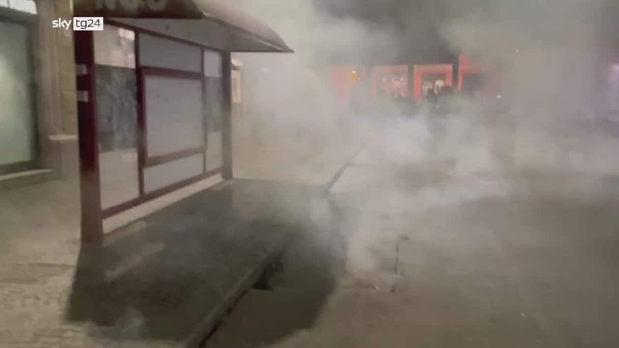 bologna scontri in stazione lacrimogeni contro corteo