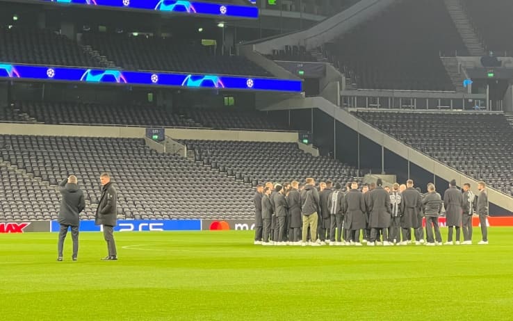 Il discorso alla squadra di Pioli sul prato del Tottenham Stadium