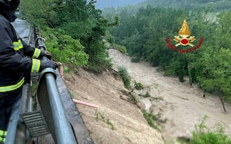 Vigili del fuoco in azione a Marradi, nell'alto Mugello, dove a seguito delle abbondanti precipitazioni, si registrano numerose frane che stanno comportando la chiusura di strade e l'isolamento di centri abitati, 17 maggio 2023.
ANSA/ VIGILI DEL FUOCO 
+++ ANSA PROVIDES ACCESS TO THIS HANDOUT PHOTO TO BE USED SOLELY TO ILLUSTRATE NEWS REPORTING OR COMMENTARY ON THE FACTS OR EVENTS DEPICTED IN THIS IMAGE; NO ARCHIVING; NO LICENSING +++ NPK +++