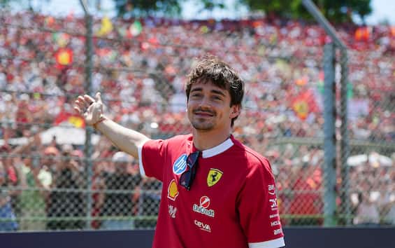 https://static.sky.it/editorialimages/c5f02cbe681730bcfe12eafe86c417fc469787fc/skysport/it/motori/formula-1/video/2025/05/19/f1-gp-imola-ferrari-leclerc-vanzini-commento/leclerc_tifosi-imola-ipa.jpg?im=Resize,width=565