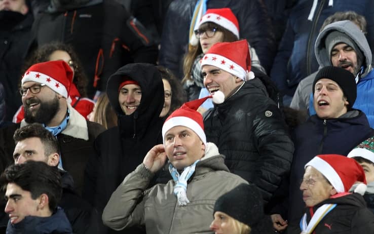 Tifosi con cappelli natalizi a Chiavari