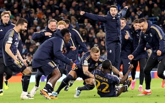epa11285580 Antonio Ruediger of Real Madrid is celebrated by teammates after scoring the winning penalty in the penalty shoot-out during the UEFA Champions League quarter final, 2nd leg match between Manchester City and Real Madrid in Manchester, Britain, 17 April 2024.  EPA/ADAM VAUGHAN