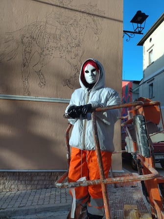 La street artist Laika, la Banksy italiana, è ad Aielli, in provincia dell'Aquila, per realizzare un nuovo murale dedicato a Giuseppe Di Matteo, il 12enne vittima della mafia, 30 Marzo 2023. ANSA/US COMUNE DI AIELLI