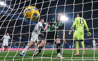REGGIO NELL'EMILIA, ITALY - NOVEMBER 10: Kristian Thorstvedt of US Sassuolo scores the team's first goal during the Serie A TIM match between US Sassuolo and US Salernitana at Mapei Stadium - Citta' del Tricolore on November 10, 2023 in Reggio nell'Emilia, Italy. (Photo by Alessandro Sabattini/Getty Images)