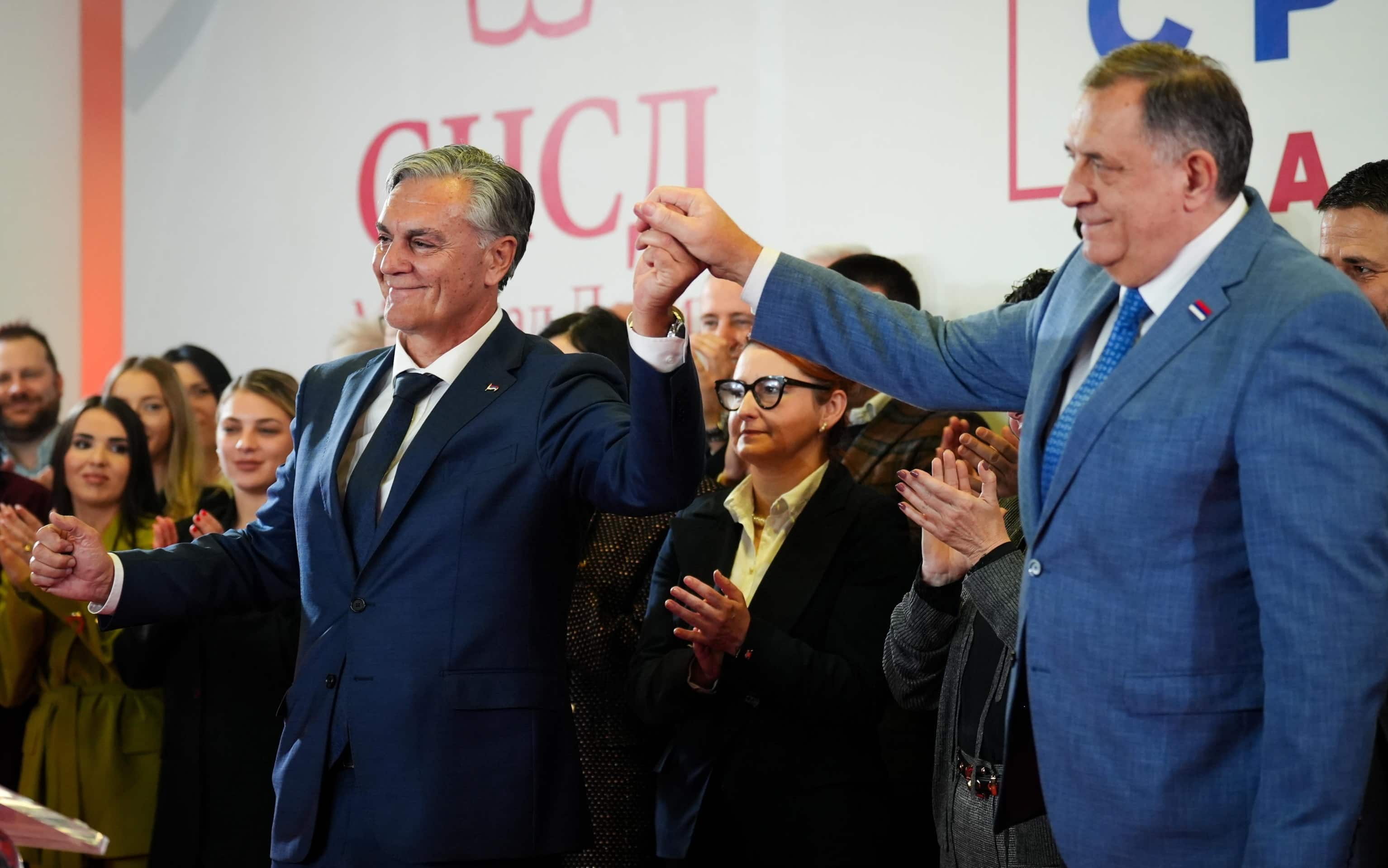 epa12544895 Sinisa Karan (L), the Alliance of Independent Social Democrats (SNSD) candidate for President of Republika Srpska, celebrates with party leader Milorad Dodik (R), following the announcement of the first exit poll results in Banja Luka, Bosnia and Herzegovina, 23 November 2025. Addressing supporters, Karan claimed an early victory in the race to become the entity’s new president.  EPA/NIDAL SALJIC