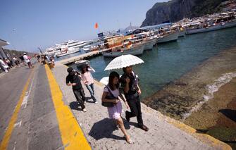 Turisti passeggiano a Marina Grande in una foto d'archivio. ANSA/CESARE ABBATE