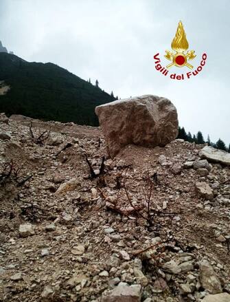 Una colata di detriti ha interessato il Passo Tre Croci, sopra Cortina d'Ampezzo, 28 agosto 2023. Sono in corso le operazioni di evacuazione di 70 persone. ANSA/ VIGILI DEL FUOCO +++HO - NO SALES EDITORILA USE ONLY++