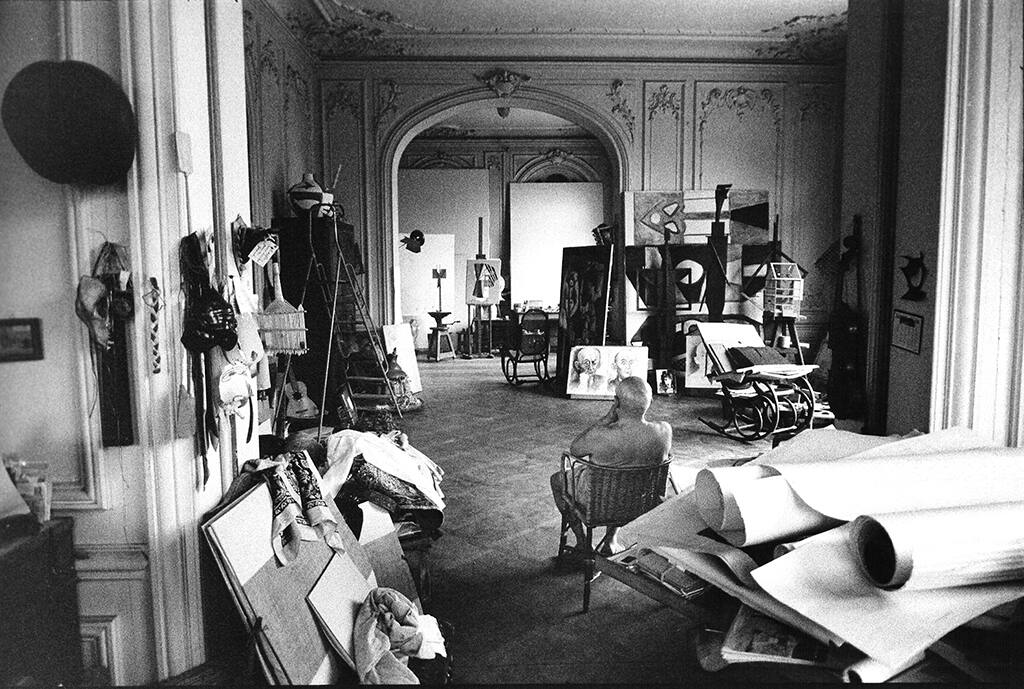 David_Douglas_Duncan_Picasso_dans_son_atelier_regardant_Tête._juillet_1957_©_David_Douglas_Duncan_Sucession_Picasso_2022.jpg