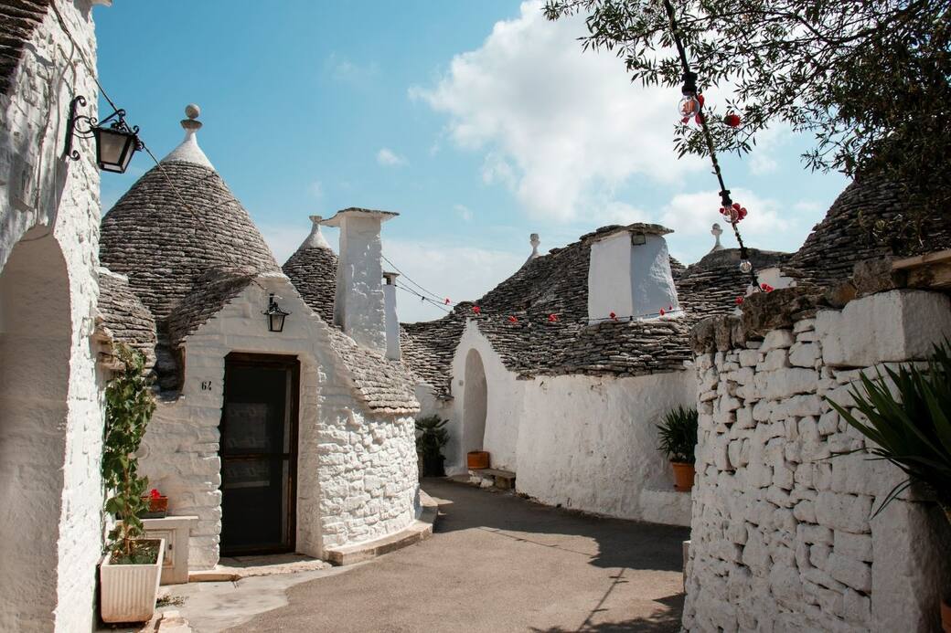 Alberobello Foto di Kirsten Velghe su Unsplash