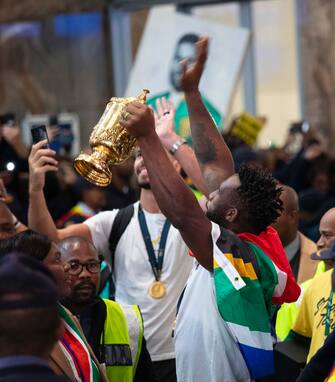 epa10950284 Springbok rugby team captain Siya Kolisi poses with the William Webb Ellis Cup upon the team's arrival in the country after winning the 2023 Rugby World Cup, in Johannesburg, South Africa, 31 October 2023. The Springboks won back to back Rugby World Cups and are the only team to have won four titles. They will embark on a trophy tour around the country starting 02 November.  EPA/KIM LUDBROOK