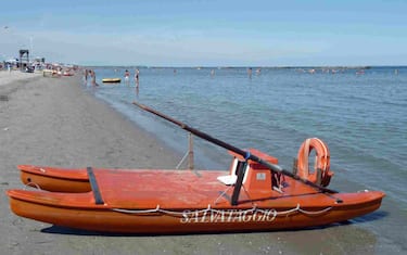 Un pattino del servizio di salvataggio sulla spiaggia di Lido delle Nazioni nella costa adriatica ferrarese, in una immagine di repertorio del luglio 2011. 
ANSA/MICHELE NUCCI
