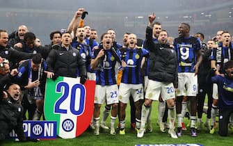 MILAN, ITALY - APRIL 22: FC Internazionale players celebrate winning the Serie A TIM title after winning the Serie A TIM match between AC Milan and FC Internazionale at Stadio Giuseppe Meazza on April 22, 2024 in Milan, Italy. (Photo by Marco Luzzani/Getty Images)