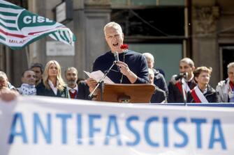 Antonio Scurati partecipa alla manifestazione del Coordinamento per la Pace "Viva la repubblica antifascista" a Milano, 25 aprile 2024.ANSA/MOURAD BALTI TOUATI
