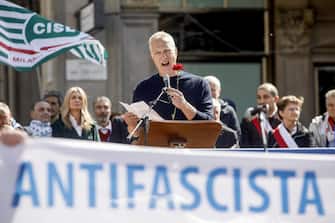 Antonio Scurati partecipa alla manifestazione del Coordinamento per la Pace "Viva la repubblica antifascista" a Milano, 25 aprile 2024.ANSA/MOURAD BALTI TOUATI