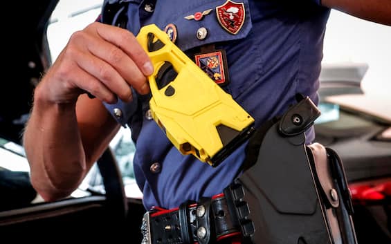 taser cos 232 e come funziona la pistola elettrica usata da polizia e carabinieri