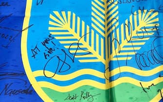 La premier Giorgia Meloni ha firmato una bandiera dell'Ucraina a Irpin lasciando una dedica: 'At your side!', 'dalla vostra parte', 21 febbraio 2023.
ANSA/Silvia Gasparetto