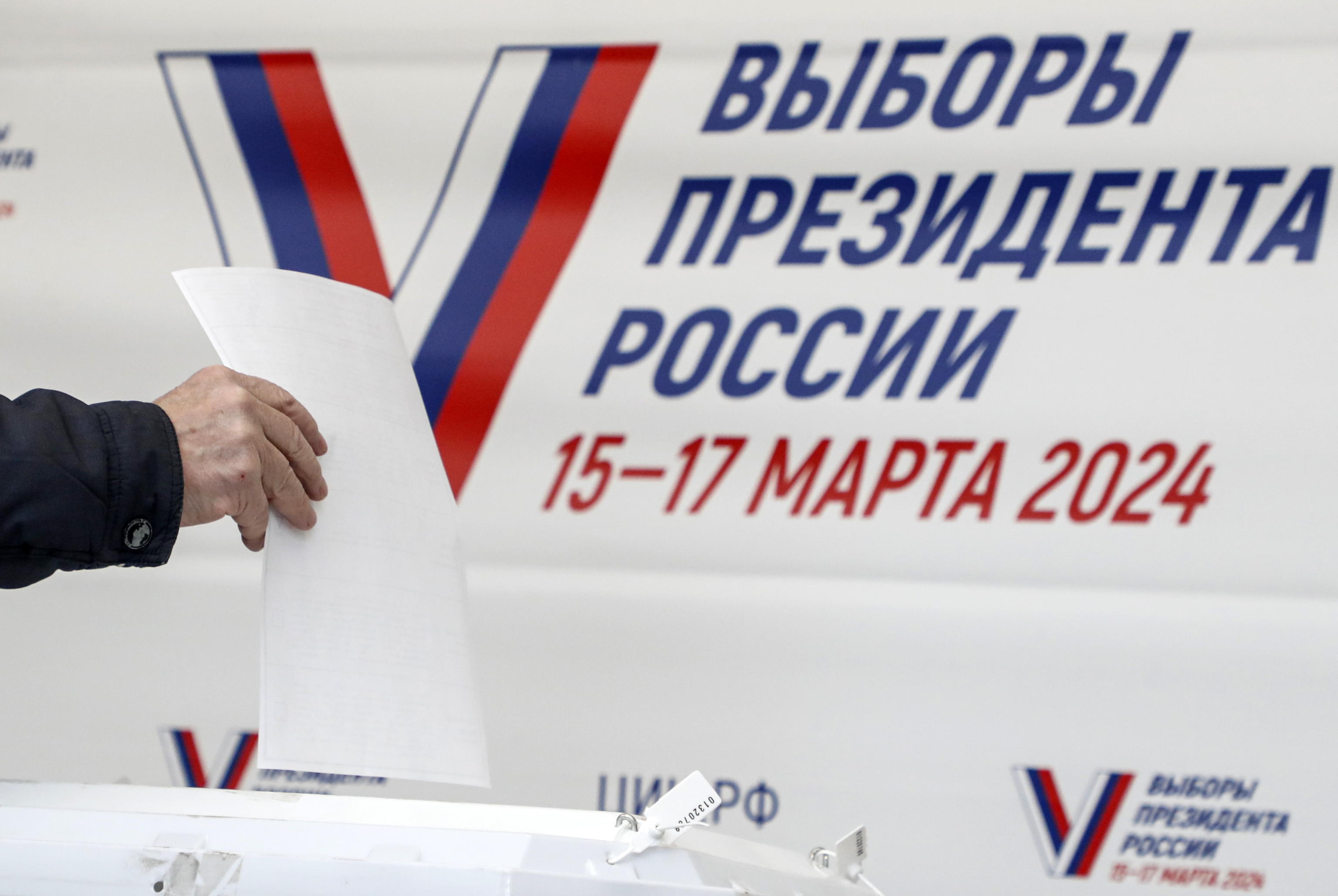 epa11222016 A Russian voter casts ballot during presidential elections in Moscow, Russia, 15 March 2024. The Federation Council has scheduled presidential elections for March 17, 2024. Voting will last three days: March 15, 16 and 17. Four candidates registered by the Central Election Commission of the Russian Federation are vying for the post of head of state: Leonid Slutsky, Nikolai Kharitonov, Vladislav Davankov and Vladimir Putin.  EPA/MAXIM SHIPENKOV