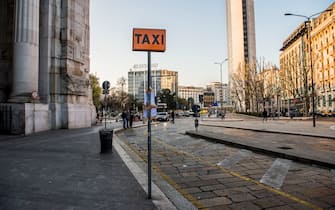 Milano. Taxi Sciopero tassisti causa liberazione Licenze posteggi taxi vuoti solo servizio di emergenza ospedaliera (Milano - 2021-11-24, Carlo Cozzoli) p.s. la foto e' utilizzabile nel rispetto del contesto in cui e' stata scattata, e senza intento diffamatorio del decoro delle persone rappresentate