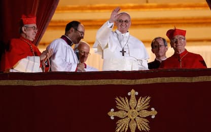 epa03622337 The new Pope, Francis I waves from a balcony of St. Peter's Basilica after he was elected by fellow cardinals following a two day conclave 13 March 2013.  Cardinal Jorge Mario Bergoglio is the first pope from the Americas and the first from outside Europe in over a thousand years  EPA/VALDRIN XHEMAJ