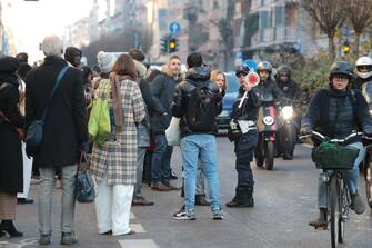 Interrotta la linea metropolitana MM1 da Cairoli a Rovereto, Milano, 28 Novembre 2023. Code con centinaia di persone per centinaia metri fuori da Pasteur M1 per attendere i bus sostitutivi. ANSA/DAVIDE CANELLA
