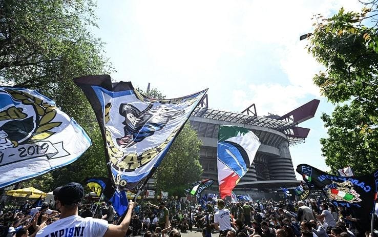 Un momento dei festeggiamenti oggi nei pressi dello stadio San Siro