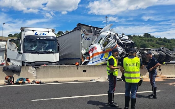incidente stradale in a1 camion salta carreggiata 3 morti e 15 feriti