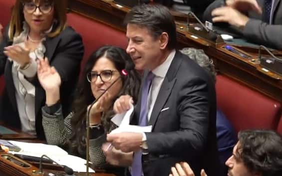 Minimum wage, oppositions withdraw signatures: Conte tears up the text in the Chamber