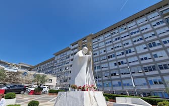 Veduta del Policlinico Universitario Agostino Gemelli dove Papa Francesco e' stato ricoverato per un intervento chirurgico all'intestino, Roma, 8 giugno 2023.///A general view shows the Agostino Gemelli University Hospital where Pope Francis admitted for abdominal surgery, in Rome, Italy, 08 June 2023. Pope Francis underwent an operation for an abdominal hernia on wednesday 07 June at the Gemelli hospital in Rome, where he is expected to stay for "several days", the Vatican said. ANSA/GIUSEPPE LAMI