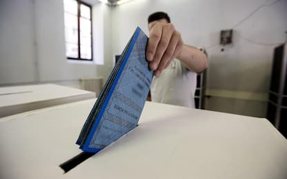 Un momento del voto per le elezioni amministrative nel seggio in Piazza del Collegio Romano, Roma, 05 giugno 2016. ANSA/ANGELO CARCONI