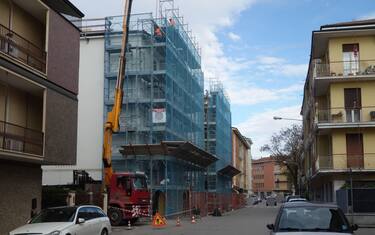 Modena. Ristrutturazione di una casa con il superbonus al 110, edilizia cantieri ristrutturazioni, impalcature imprese edili (Modena - 2022-02-11, Roberto Brancolini) p.s. la foto e' utilizzabile nel rispetto del contesto in cui e' stata scattata, e senza intento diffamatorio del decoro delle persone rappresentate