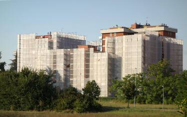 Modena - Edificio in ristrutturazione con il contributo del bonus edilizio del 110% (Modena - 2023-09-12, Roberto Brancolini) p.s. la foto e' utilizzabile nel rispetto del contesto in cui e' stata scattata, e senza intento diffamatorio del decoro delle persone rappresentate
