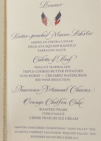 Dall’aragosta del Maine al manzo, il menù per la cena di Stato che Joe e Jill Biden hanno organizzato per il presidente francese Emmanuel Macron e la premiere Dame Brigitte è stato all’insegna del Made in Usa con tanto di formaggi a chiudere il pasto