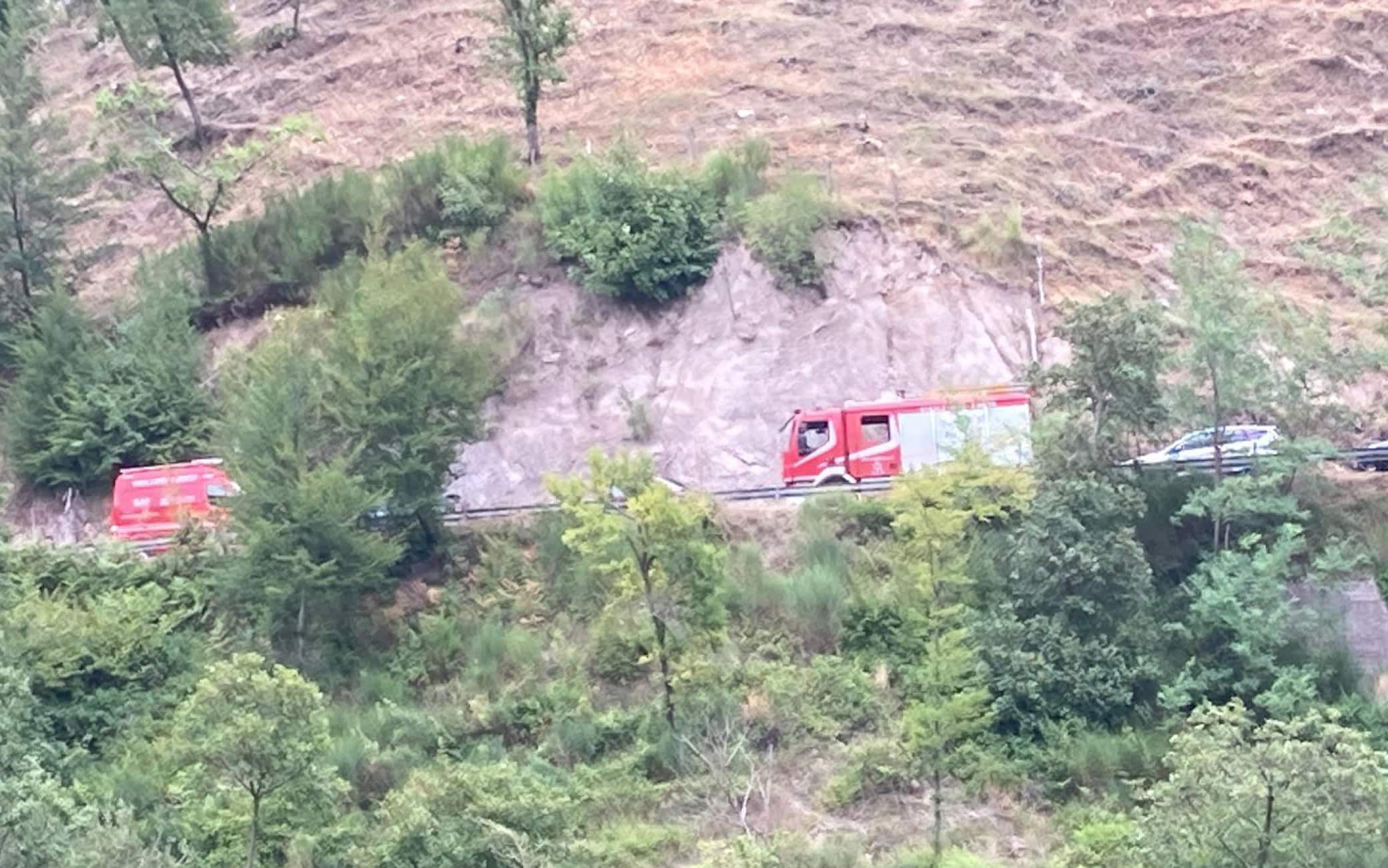 Il sopralluogo dei carabinieri e dei vigili del fuoco sul luogo dove si pensa si trovi il cadavere dell'uomo di cuiè stata denunciata la scomparsa nelle campagne vicino Salerno, 19 agosto 2022.ANSA/Filippo Notari