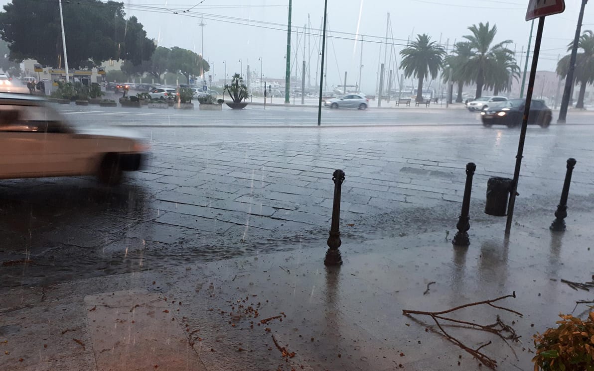 Meteo, nubifragio a Cagliari: strade allagate e disagi | Sky TG24