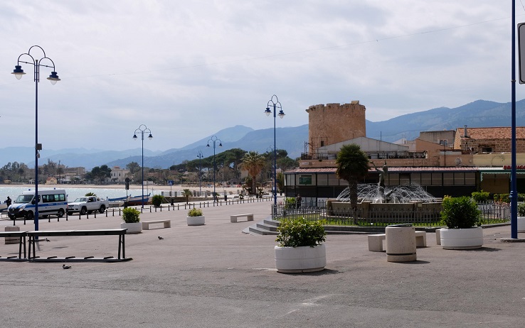 Spiaggia di Mondello, borgata marinara di Palermo, deserta a causa del Coronavirus, Palermo 21 marzo 2020.
ANSA/RUGGERO FARKAS