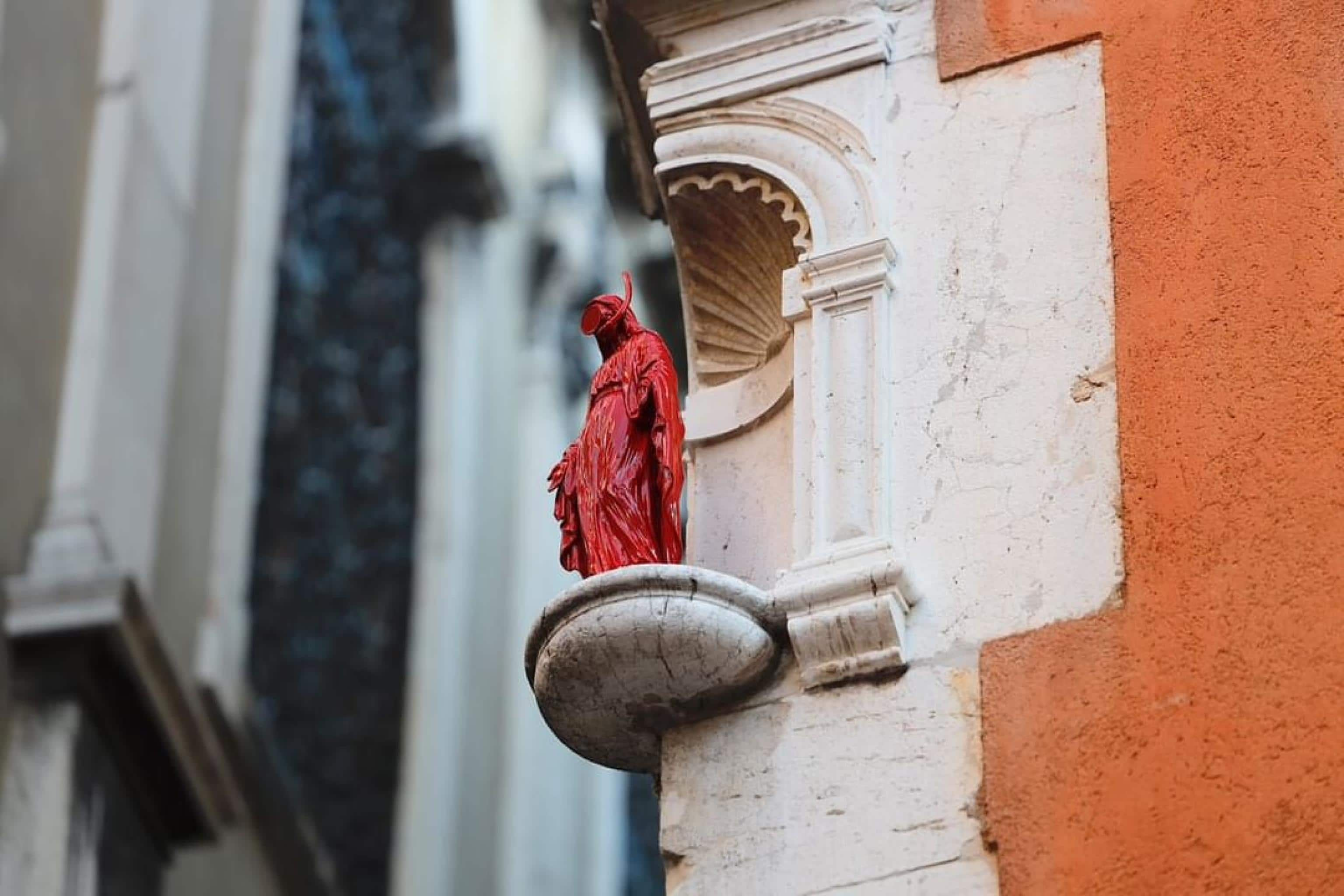 È comparsa la notte scorsa, in una nicchia proprio sopra il ponte del Lovo tra il Goldoni e San Salvador, a Venezia, una Madonna dipinta di rosso e con una maschera da sub. L'opera, dal titolo "Red Virgin" porta la firma dello street artist francese James Colomina, che conferma l'accaduto, ed è un messaggio rispetto alla crisi climatica, in particolar modo sull'innalzamento dei mari, tema sentito a Venezia. ANSA/PER GENTILE CONCESSIONE DI James Colomina +++ NO SALES, EDITORIAL USE ONLY +++ NPK +++