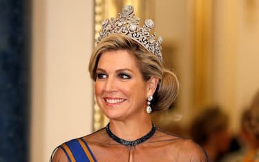 LONDON, ENGLAND - OCTOBER 23: Queen Maxima of The Netherlands wears the Stuart Tiara during a State Banquet at Buckingham Palace on October 23, 2018 in London, United Kingdom. King Willem-Alexander of the Netherlands accompanied by Queen Maxima are staying at Buckingham Palace during their two day stay in the UK. The last State Visit from the Netherlands was by Queen Beatrix and Prince Claus in 1982. (Photo by Peter Nicholls - WPA Pool/Getty Images)